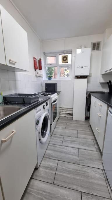 2 Bedroom Apartment In Kennington Лондон Екстериор снимка
